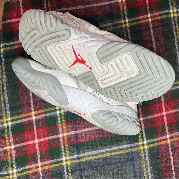 Air Jordan Bright White Crimson Proto React Z Sneakers 8.5 - Picture 6 of 7